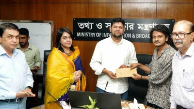 প্রযোজকদের হাতে অনুদানের প্রথম কিস্তির মঞ্জুরিপত্র তুলে দেন মাহফুজ আলম