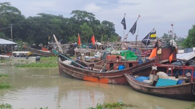 ফিশিং ট্রলার নিয়ে সুন্দরবনসহ উপকূলের বিভিন্ন স্থানে নোঙর করে আছেন জেলেরা