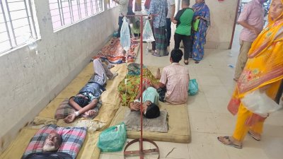 উদ্ধার জেলেরা কলাপাড়া উপজেলা স্বাস্থ্য কমপ্লেক্সে চিকিৎসাধীন রয়েছেন