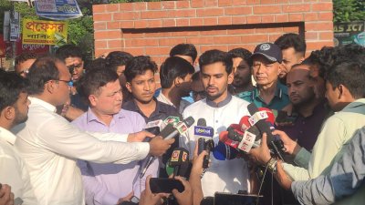 শহীদ আবু সাঈদের স্মৃতিস্তম্ভে ফুল দিয়ে শ্রদ্ধা জানানোর পর সাংবাদিকদের সঙ্গে কথা বলেন স্থানীয় সরকার উপদেষ্টা আসিফ মাহমুদ সজীব ভূঁইয়া
