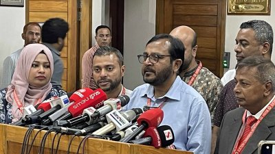 সাক্ষাৎ শেষে সাংবাদিকদের সঙ্গে কথা বলছেন মজিবুর রহমান মঞ্জু