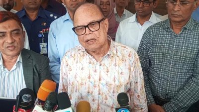 বুধবার দুপুরে দিনাজপুর সার্কিট হাউজে মতবিনিময় সভা শেষে সাংবাদিকদের সঙ্গে কথা বলেন খাদ্য উপদেষ্টা আলী ইমাম মজুমদার