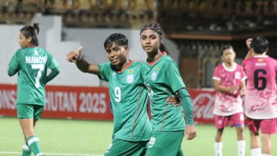 দুই গোলদাতা আলপি (৯ নম্বর) ও প্রীতি
