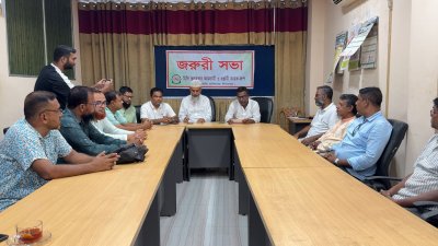 বুধবার বেলা সাড়ে ১১টায় হিলি স্থলবন্দর আমদানি রফতানিকারক গ্রুপের পক্ষ থেকে সংগঠনটির কার্যালয়ে সংবাদ সম্মেলন করেন আমদানিকারকরা