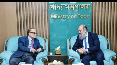 খাদ্য উপদেষ্টা আলী ইমাম মজুমদারের সঙ্গে সাক্ষাৎ করেন পাকিস্তানের বাণিজ্যমন্ত্রী জাম কামাল খান