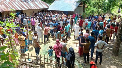নিহতদের বাড়িতে স্থানীয়দের ভিড়