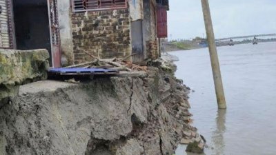 যেকোনও মুহূর্তে ধর্মীয় প্রতিষ্ঠান দুটি নদীগর্ভে বিলীন হয়ে যেতে পারে