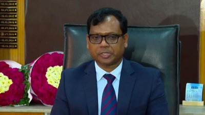 দায়িত্বগ্রহণ শেষে সাংবাদিকদের সঙ্গে আলাপকালে ডিসি সারোয়ার আলম