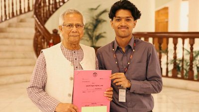 সাগর-রুনির সন্তান মেঘের হাতে পূর্বাচলের প্লটের দলিল হস্তান্তর করেন  প্রধান উপদেষ্টা ড. মুহাম্মদ ইউনূস