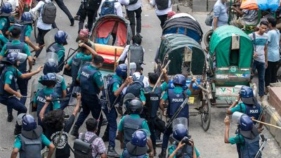 ঢাকা ও সিটি কলেজের শিক্ষার্থীদের সংঘর্ষ, পুলিশের লাঠিচার্জ (ছবি: সাজ্জাদ হোসেন)