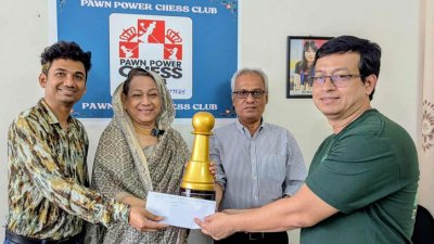 পরাগকে ট্রফি দিলেন রানী হামিদ