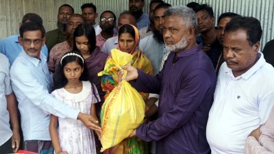 রূপলালের পরিবারের হাতে খাদ্য সামগ্রী তুলে দেন বিএনপি নেতা