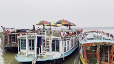 হাউসবোট ভাড়া নিয়ে পর্যটকরা হাওরের বিভিন্ন স্থানে ঘুরে বেড়ান