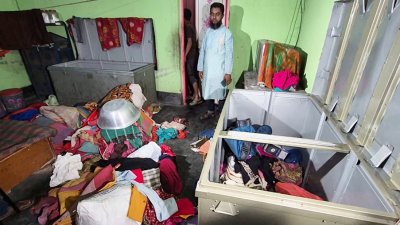 নগদ ১০ লাখ টাকা ও পাঁচ ভরি সোনার গহনা লুটের অভিযোগ