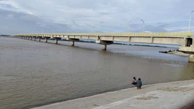 বিদ্যুতের তার চুরি হয়ে যাওয়ায় সন্ধ্যা নামলেই অন্ধকারে ডুবে যাচ্ছে সেতুটি