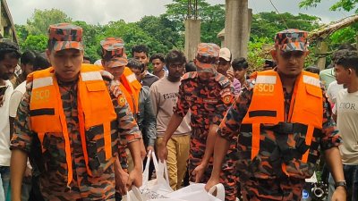 ফায়ার সার্ভিসের ডুবুরি দল মরদেহ উদ্ধার করেছে