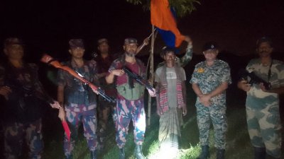দুই দেশের কোম্পানি কমান্ডার পর্যায়ে পতাকা বৈঠকের মাধ্যমে ফেরত দেওয়া হয় আটক যুবককে