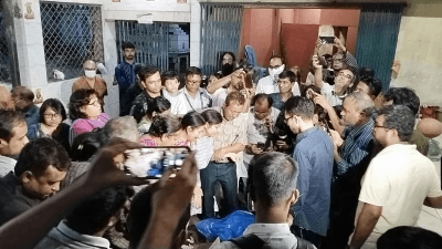 শনিবার সন্ধ্যায় শেষকৃত্যের মধ্য দিয়ে চিরবিদায় ঘটে বিভুরঞ্জন সরকারের