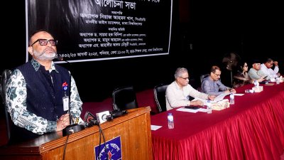 অনুষ্ঠানে বক্তব্য রাখছেন ঢাকা বিশ্ববিদ্যালয়ের (ঢাবি) উপাচার্য অধ্যাপক ড. নিয়াজ আহমদ খান