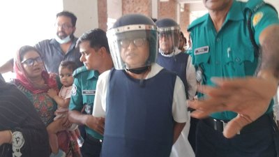 আদালত চত্বরে নাসির উদ্দিন সাথী