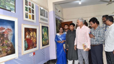 উপাচার্য অধ্যাপক সালেহ হাসান নকীব আনুষ্ঠানিকভাবে এই প্রদর্শনীর উদ্বোধন করেন