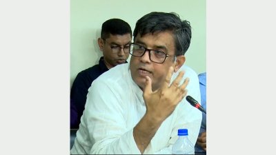 আলোচনা সভায় বক্তব্য রাখছেন প্রধান উপদেষ্টার প্রেস সচিব শফিকুল আলম