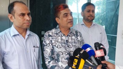 সাংবাদিকদের সঙ্গে কথা বলছেন খাদ্য অধিদফতরের মহাপরিচালক (ডিজি) মো. আবুল হাছানাত হুমায়ুন কবীর
