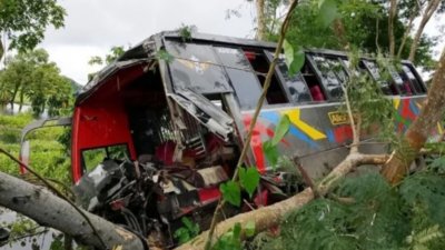 দুর্ঘটনাকবলিত বাস