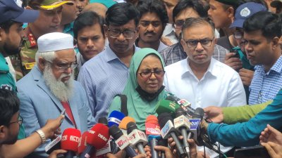 সাংবাদিকদের সঙ্গে কথা বলছেন স্বাস্থ্য উপদেষ্টা নুর জাহান বেগম