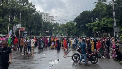 তেজগাঁওয়ে রাস্তা অবরোধ করে বিক্ষোভ করছেন পোশাক শ্রমিকরা