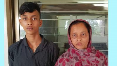 মায়ের সঙ্গে রবিউল ইসলাম