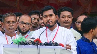 সমাবেশে বক্তব্য দেন নুরুল হক নুর