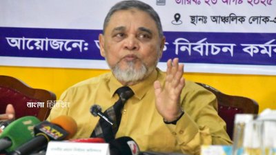 শনিবার রাজশাহী আঞ্চলিক লোকপ্রশাসন প্রশিক্ষণ কেন্দ্রে মতবিনিময় সভায় সাংবাদিকদের সঙ্গে কথা বলেছেন প্রধান নির্বাচন কমিশনার এ এম এস নাসির উদ্দিন