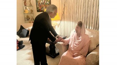 খালেদা জিয়ার সঙ্গে কুশল বিনিময় করেন ইসহাক দার
