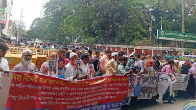 মুক্তিযুদ্ধ বিষয়ক মন্ত্রণালয়ের সামনে অবস্থান নিয়ে বিক্ষোভ সমাবেশ করছেন শহীদ ও আহত পরিবারের সদস্যরা
