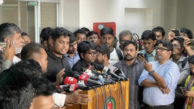 বক্তব্য রাখছেন  হাসনাত আব্দুল্লাহ
