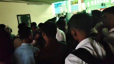 যাত্রীদের বিক্ষোভ