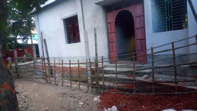 চলাচলের রাস্তায় বাঁশের বেড়া দিয়েছে প্রতিপক্ষ