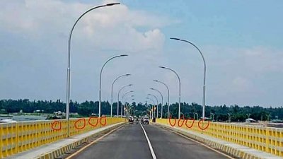 বিদ্যুতের তার চুরির মাত্র একদিন পরই এবার রিফ্লেক্টর লাইট চুরি হয়েছে