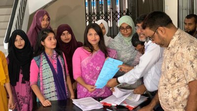 রাকসুর কোষাধ্যক্ষের কার্যালয়ে রিটার্নিং কর্মকর্তারা মনোনয়নপত্র বিতরণ করেন