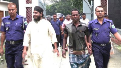 আদালত প্রাঙ্গণে আসামিরা