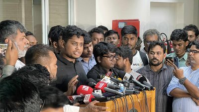 সংবাদ সম্মেলনে কথা বলছেন হাসনাত আব্দুল্লাহ