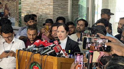 সাংবাদিকদের সঙ্গে কথা বলছেন রুমিন ফারহানা