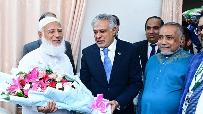 ডা. শফিকুর রহমানকে ফুল দিয়ে শুভেচ্ছা জানান ইসহাক দার