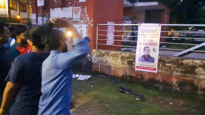 ফজলুর রহমানের ছবিতে জুতা নিক্ষেপ