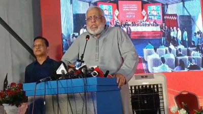 এক্সপ্রেসওয়ের উদ্বোধনী অনুষ্ঠানে বক্তব্য দেন উপদেষ্টা ফাওজুল কবির খান
