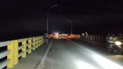 অন্ধকারে ঝুঁকি নিয়ে চলাচল করছে যানবাহন