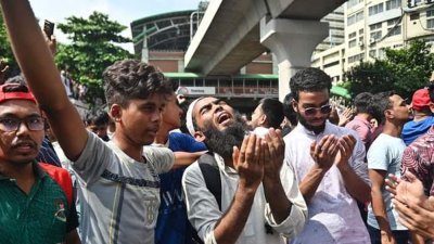 শেখ হাসিনার পদত্যাগ ও দেশত্যাগের খবরে মোনাজাতরত আন্দোলনকারীদের মাঝে শফিকুর রহমান