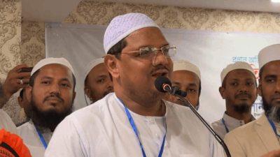 বক্তব্য দিচ্ছেন চরমোনাই পীর মুফতি সৈয়দ মুহাম্মাদ রেজাউল করীম