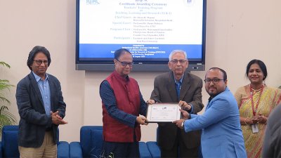 অনুষ্ঠানে প্রশিক্ষণ নেওয়া শিক্ষকদের হাতে সনদ তুলে দেন বাংলাদেশ ব্যাংকের গভর্নর